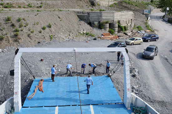Für die Nachzügler muss noch ein wenig geschaufelt werden, damit die Autos auf die Fähre kommen