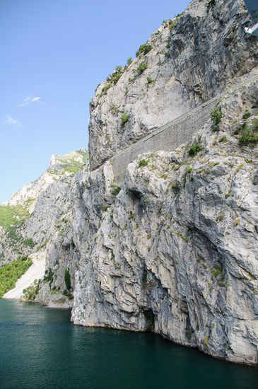 Steile Felswände, und am Beginn des Stausees führt auch noch eine Strasse entlang