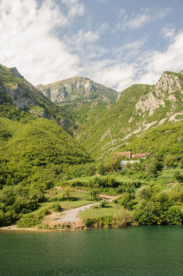 Immer wieder sieht man einsam gelegene Häuser, einziger Zugang über den See.