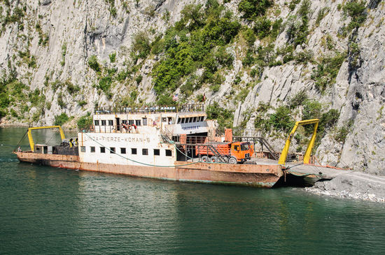Und genau an der Engstelle liegt diese verrostete Fähre. Sie ist aber noch in Betrieb und bringt Lastwägen zu einem Steinbruch