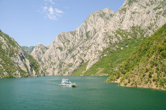 Eine Fähre in die Gegenrichtung, es ist die Berisha.