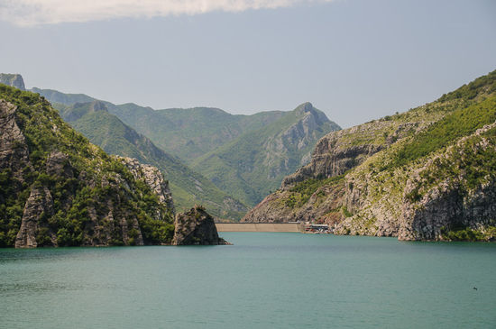 ... die Staumauer am Ende des Stausees.