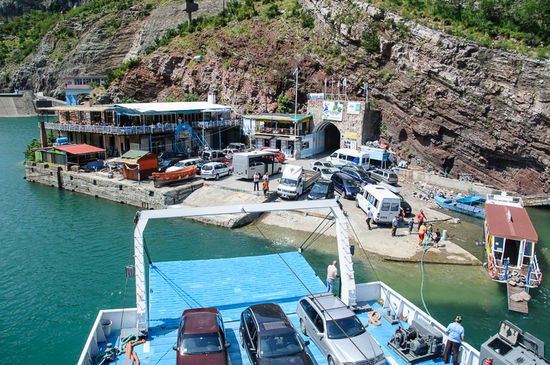 So sieht es am Anleger aus, ziemlich vollgestopft. Durch den Tunnel fährt man auf die andere Seite der Staumauer.