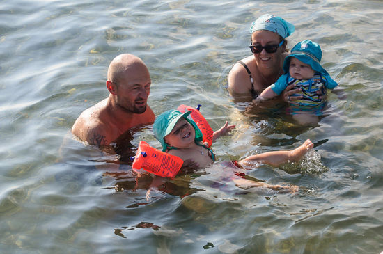 Georg geniesst es im Wasser zu treiben
