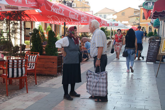 Die Tracht dieser Frau sieht man häufig in Shkodra