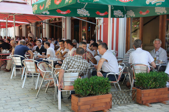 Ein typisches Kaffeehaus, es sind praktisch nur Männer anwesend.