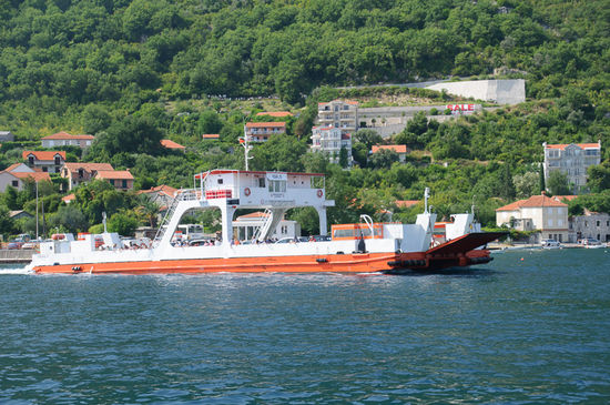 Und so sehen die Fähren aus, ohne Pausen fahren die hin und her um die Massen an Autos über die Engstelle im Meer zu bringen.