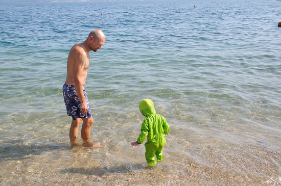 Der Strand beim Campingplatz Zlokovic ist sehr schön und seicht genug für Georg.