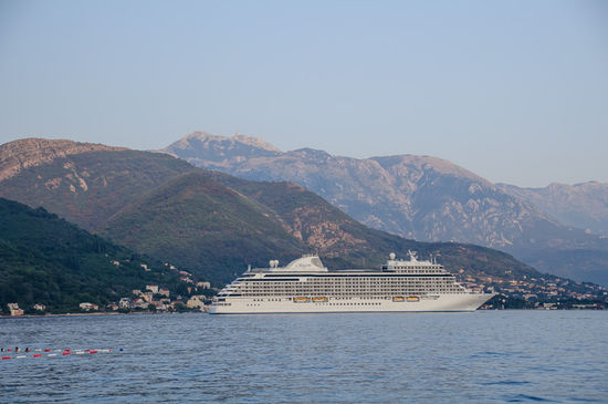 Kreuzfahrtschiffe gibt es hier eine Menge, hier fährt gerade eins aus der Bucht von Kotor hinaus. Hinten am höchste Gipfel ist das Mausoleum im Lovcen Nationalpark, wo wir schon waren.