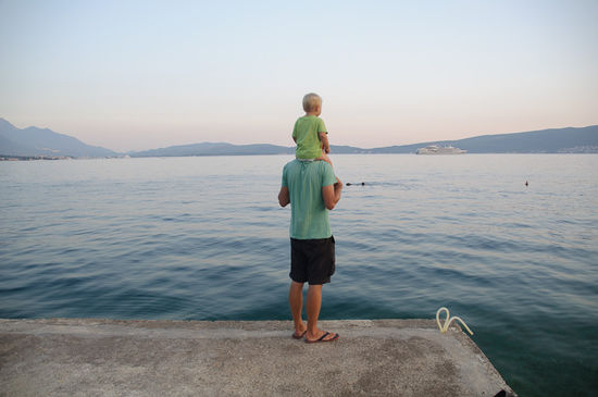Georg findet die Schiffe sehr interessant.