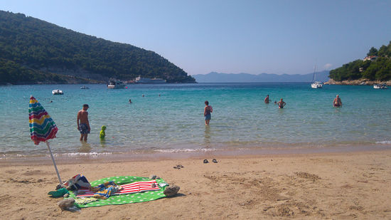 Der Sandstrand von Prapratno, hinten sieht man übrigens die Insel Mljet.
