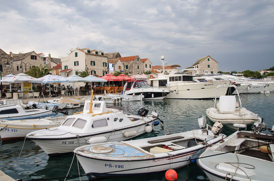 Fischerboote, aber auch eine Menge grosser Motorjachten.