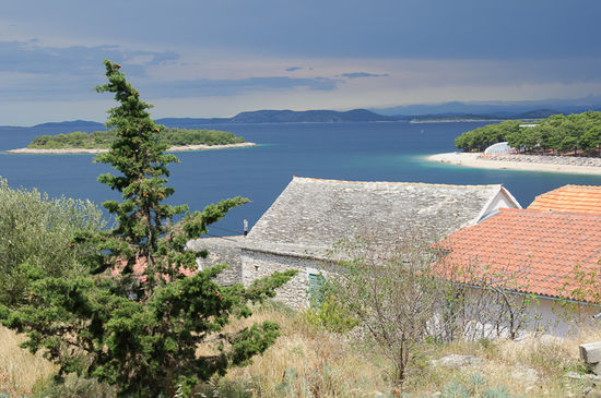 Das Wetter ist durchwachsen, mal Regen mal Sonne.