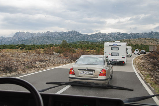 Die ewig lange Autoschlange über den Pass nach Sveti Rok.