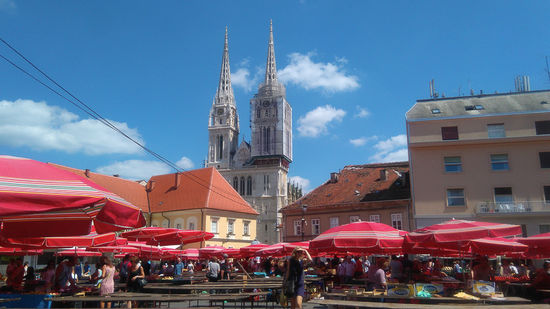 Es gibt einen grossen Markt direkt in der Innenstadt