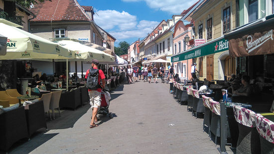 Eine Strasse voller Cafes und Restaurants