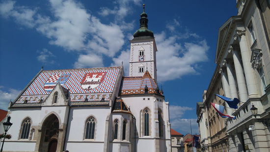 Am Burghügel steht natürlich eine Kirche, rechts sieht man das Parlamentsgebäude.