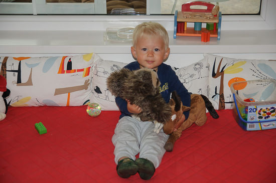 Georg und seine Kuscheltiere, die er jetzt so lange nicht gesehen hat.