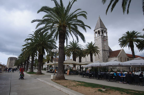 Die Strandpromenade von Trogir
