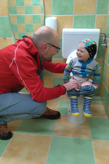 Am Campingplatz gibts einen Kindersanitärbereich. Georg wollte unbedingt aufs Klo, war aber falscher Alarm. Windelfrei sind wir noch nicht.