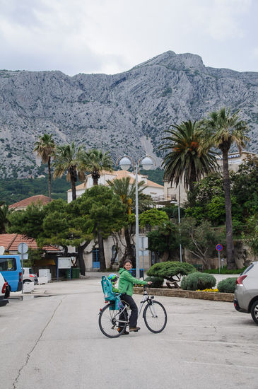 Anfahrt mit dem Rad am Hafen vorbei
