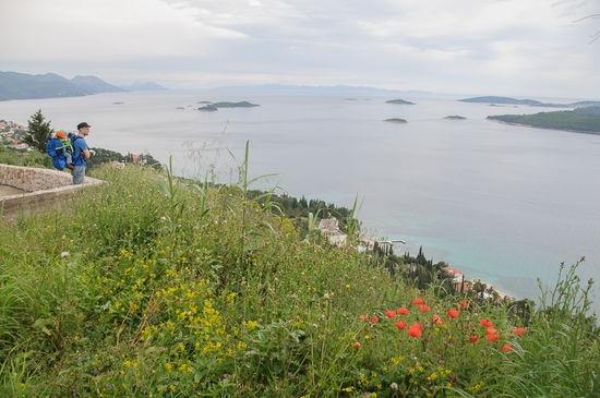 Man sieht auf der einen Seite bis Montenegro...