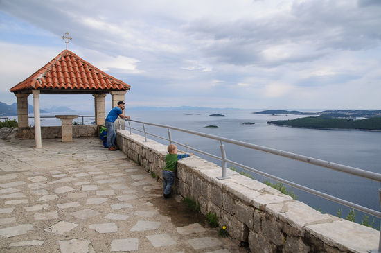 Auch dort oben gibt es Steine zum runterschmeissen