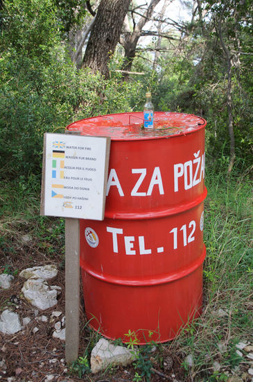 Und falls es brennt, haben die Kroaten auch Wassertonnen aufgestellt.