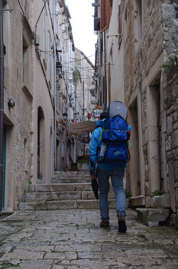 Gottseidank haben wir uns für die Trage entschieden, mit dem Kinderwagem wäre das eine Tragödie geworden.