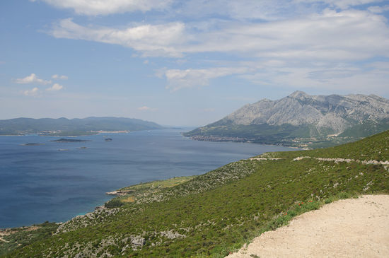 Blick zurück, links hinten Korčula, rechts hinten das Ende der Halbinsel mit Orebić und dem Berg Sveti Ilija.