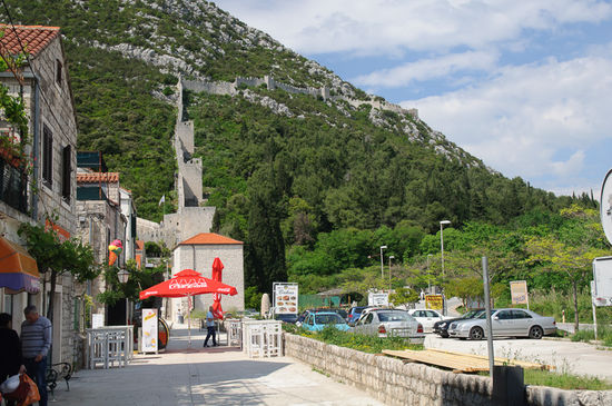 Ston mit der Festungsmauer, die nach Mali Ston hinüberführt