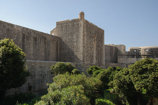 Stadtmauern von aussen, sie sind an der stärksten Stelle 6 Meter dick