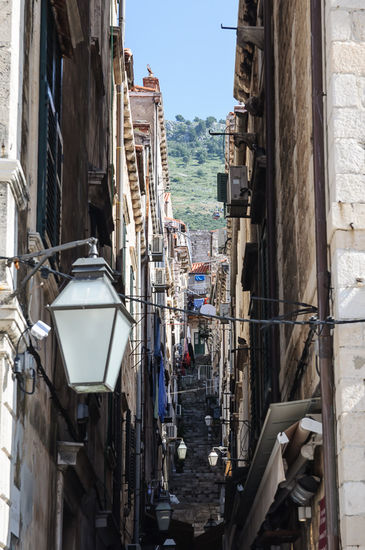 Und enge steile Gassen, die davon abzweigen und nach oben führen.