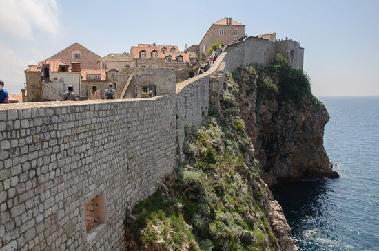 Zum Meer hin sind die Mauern dünner, aber immer noch ca 3m dick