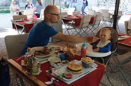 Mittagessen. Muscheln sind nicht so seins, dafür gehen die Cevapcici umso besser.