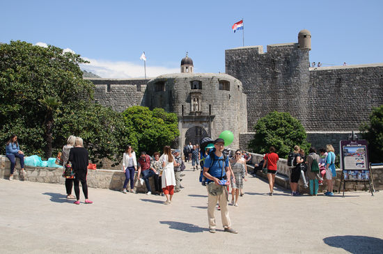 Vor dem Haupttor. Hier gibt es in der Hochsaison dann ein Einbahnsystem für Fussgänger.