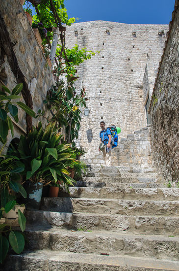 ...stehen wir plötzlich vor der Stadtmauer.