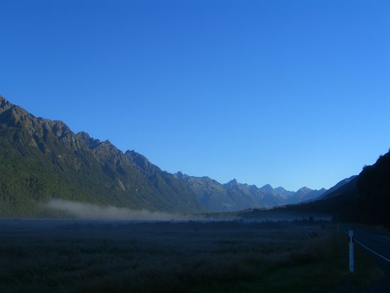 auf dem weg zum milford sound gegen neun uhr morgens