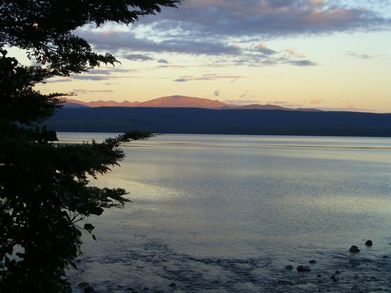 nach der hoehlen-besichtigung, so kitschig. Die bergspitzen waren alle in rosa-rot getunkt
