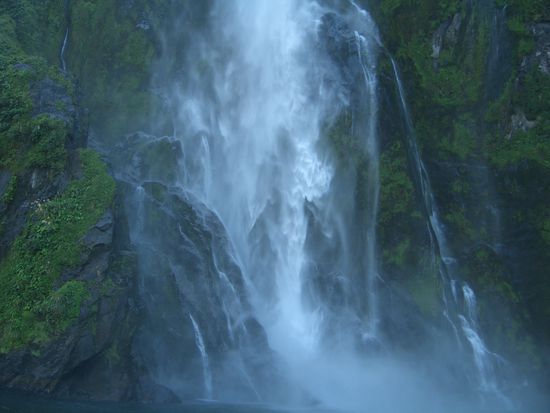 wasserfall im milford sound
