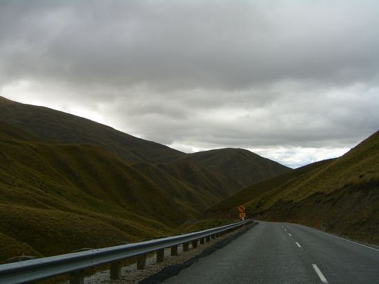 ueber den pass, gruene mondlandschaft
Bei den kurven steht uebrigens immer die geschwindigkeit dran, mit der man sie befahren sollte - sehr praktisch!!!
