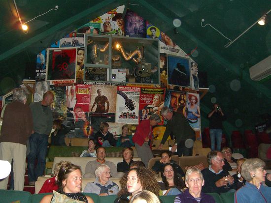 innerhalb, alle sitzen auf kleinen 2er/3er sofas, soo nett!