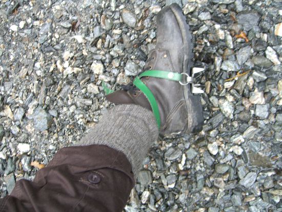 meine formgebenden schuehchen mit spikes fuer die begehung des gletschers