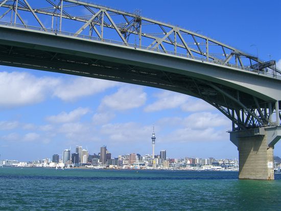 die harbour bridge mit blick auf die skyline von Auckland (ich war an einem boot )