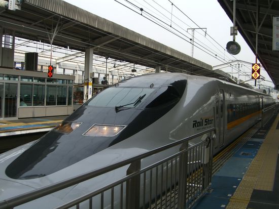 Die Shinkansen (bullet trains), die High-speed Zuege in Japan. Sind echt genial und werden bis zu 300km/h schnell. Bin damit in ein paar Stunden bis nach Hiroshima geduest.