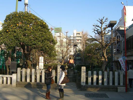 man beachte die atemmaske, mit der fast jeder fuenfte herum rennt, sei es als schutz vor schmutz oder weil sie erkaeltet sind