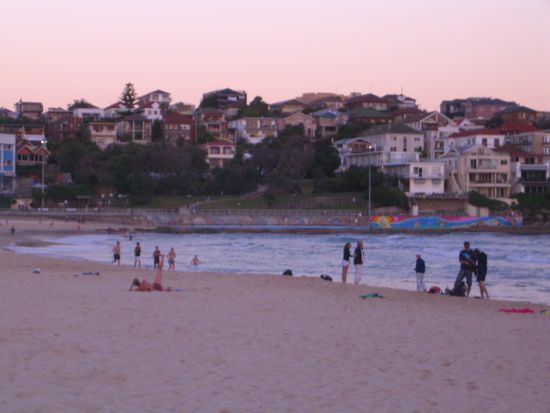Bondi Beach - hausstrand von sydnez. Fand die frau so lustig, die hat da uebungen gemacht. War leider schon recht finster. Trotzdem waren noch jede menge surfer im wasser. Da sieht man nur die schwarzen punkte im wasser, die auf eine gute welle warten