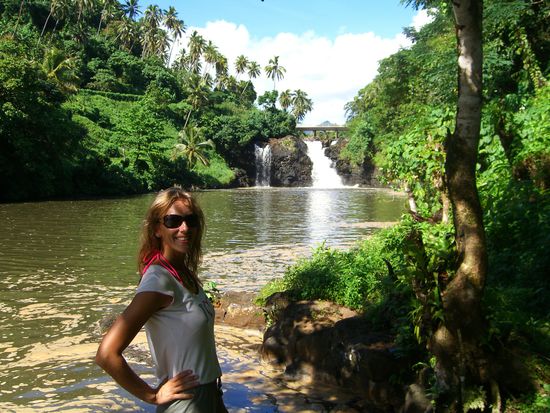 einer von vielen wasserfaellen - uebrigens hab ich von jemanden gelesen, ich sollte doch mehr fotos von mir reinstellen (man(n)/frau will ja schliesslich wissen, wie ich so aussehe und nicht nur natur - also bitteschoen (hatte ja mal wen, der mich fotografiert 