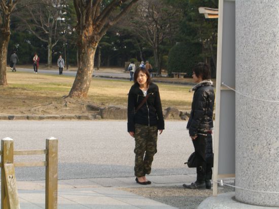 ein japanisches Paerchen, rechts ist maennlich, man beachte diese riesen Schuhe