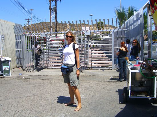 ein schreckliches foto, aber ich lass es trotzdem drin, weil man da die tollen tueren sieht, durch die man einfach durch geht und in Mexiko ist 